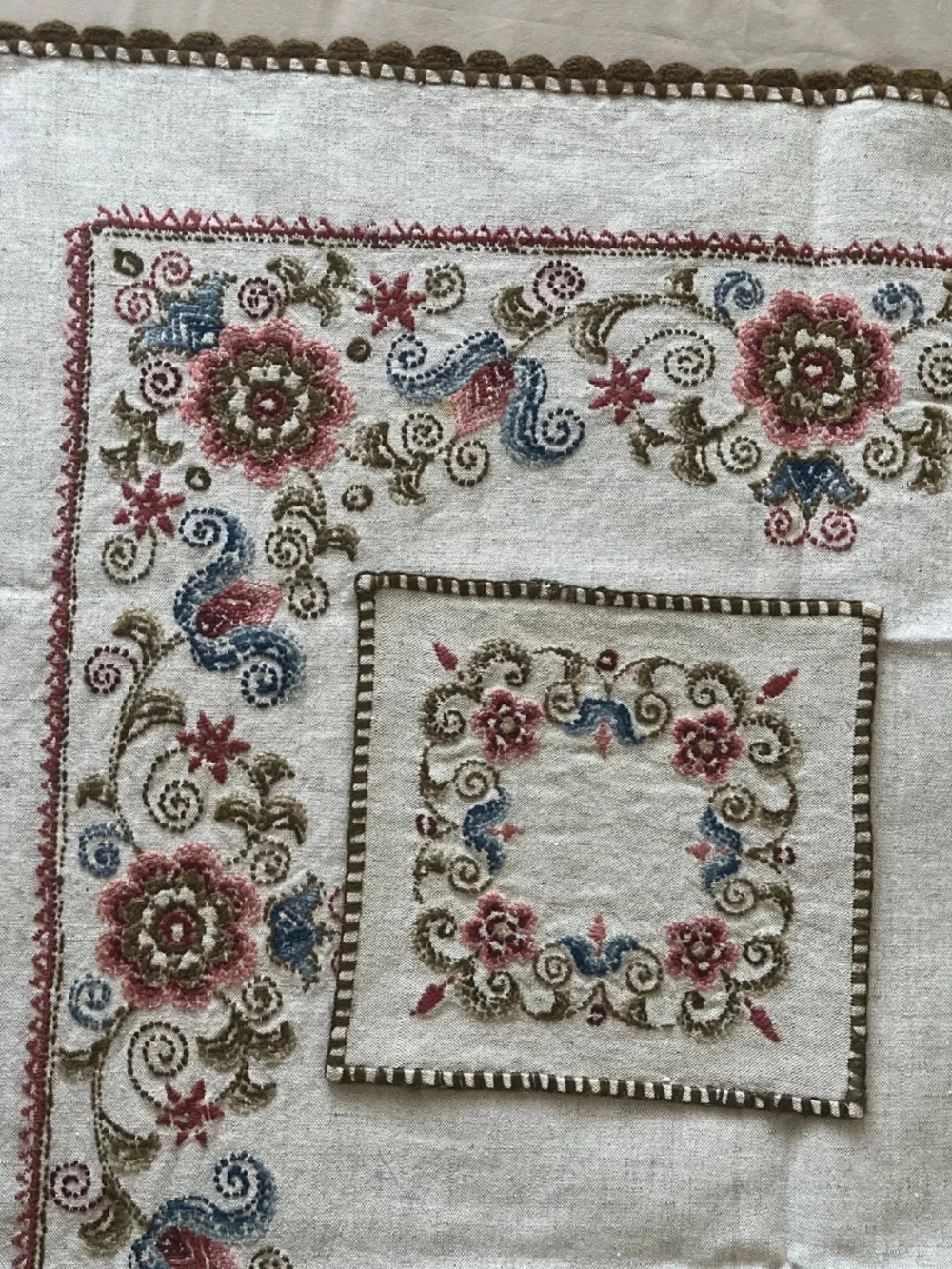Vintage  Hand Embroidered Floral Linen Tablecloth Coaster 5 Pc Set